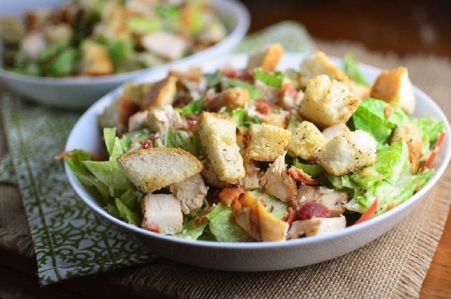 Салат Цезарь с копченой курицей