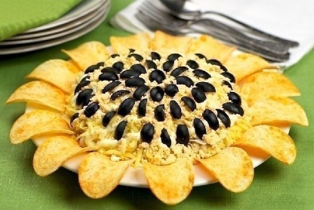 салаты с копчёной курицей подсолнух