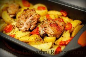 Курица маринованная в кефире, запечёная с картофелем с травами и чесноком
