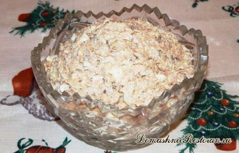Салат с отварной рыбой и рисом