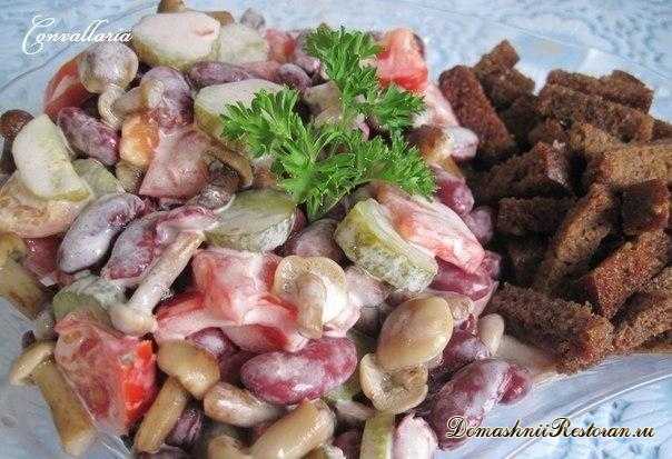 Фасолевый салат с сухариками