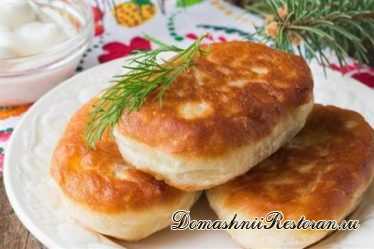 Жареные дрожжевые пирожки с картошкой