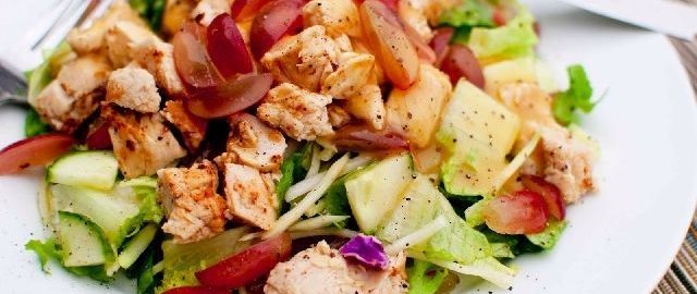 салат с копчёной курицей