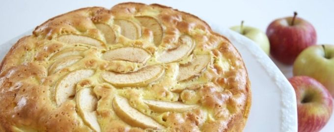 Шарлотка на кефире пышная